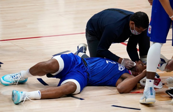 Basketbalistu zaliala krv. Hviezdu Clippers zranil spoluhráč